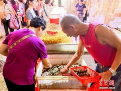 广东台山开渔后游客如织 争先